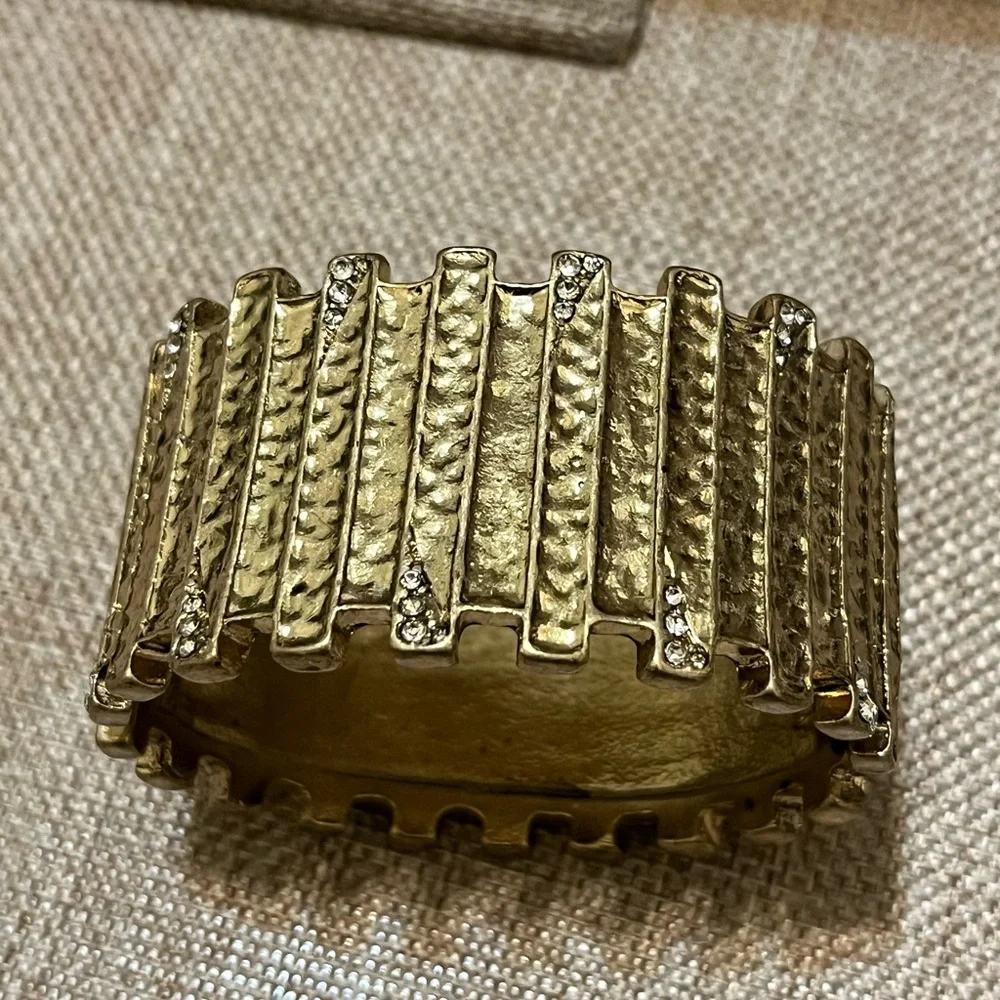 Elegant Gold Textured Women's bracelet - Picture 1 of 5